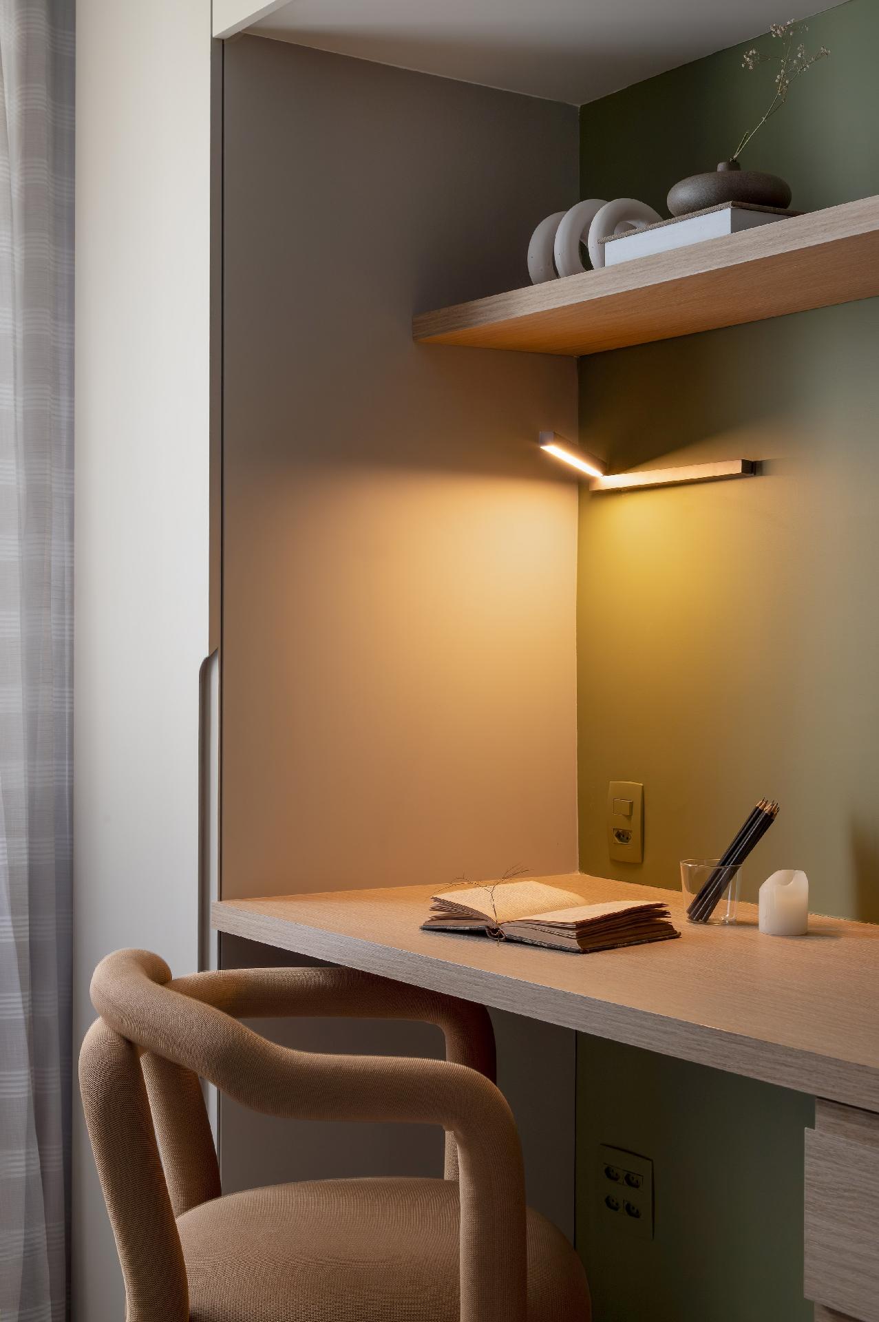 A paleta de tons quentes de areia, verde e caramelo complementa o cinza, cor preferida da moradora, e torna espaços como o home office mais alegres. - Lilia Mendel/Divulgação