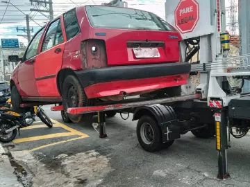 Terror de motoristas no ABC, novo guincho viraliza ao levar carro em 1 min