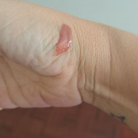 A textura do batom: cremoso, mas dura muito A textura do batom: cremoso, mas dura muito