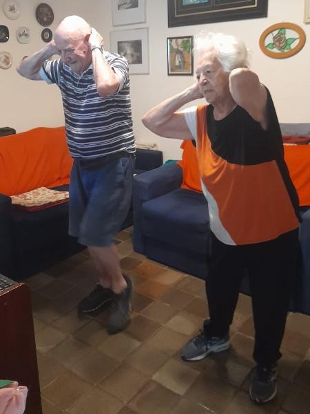 Hector Robbiati, de 90 anos, e a esposa Esther, de 91, sentiram melhora na disposição, equilíbrio e fortalecimento das pernas depois de iniciar os exercícios online do professor Aurélio Alfieri Hector Robbiati, de 90 anos, e a esposa Esther, de 91, sentiram melhora na disposição, equilíbrio e fortalecimento das pernas depois de iniciar os exercícios online do professor Aurélio Alfieri