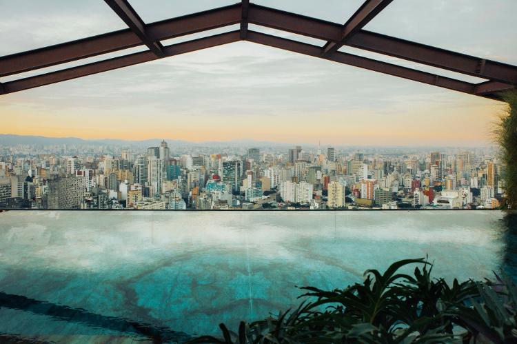 A piscina de borda infinita com vista para a capital da Penthouse Suite do hotel Rosewood São Paulo A piscina de borda infinita com vista para a capital da Penthouse Suite do hotel Rosewood São Paulo