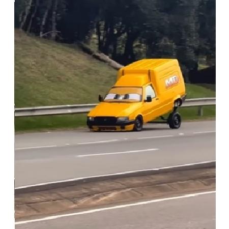 Fiorino arqueado choca nas redes sociais Fiorino arqueado choca nas redes sociais