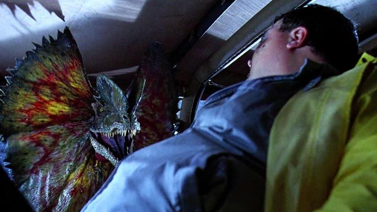 Dennis Nedry é morto por um Dilofossauro em "Jurassic Park" Dennis Nedry é morto por um Dilofossauro em "Jurassic Park"