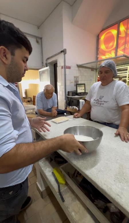 João começa a preparar uma massa sob os olhos do avô Martino e da mãe Analice