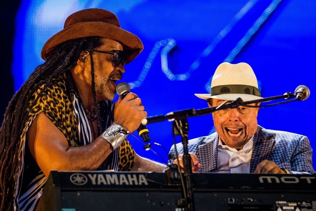 26.set.2015 - Sérgio Mendes se apresenta com Carlinhos Brown, fechando os shows do palco Sunset no sexto dia do Rock in Rio 2015 - Eduardo Anizelli/Folhapress