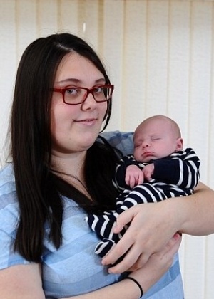Charlotte Bryant e seu bebê, Joshua - Wales News Service/Reprodução