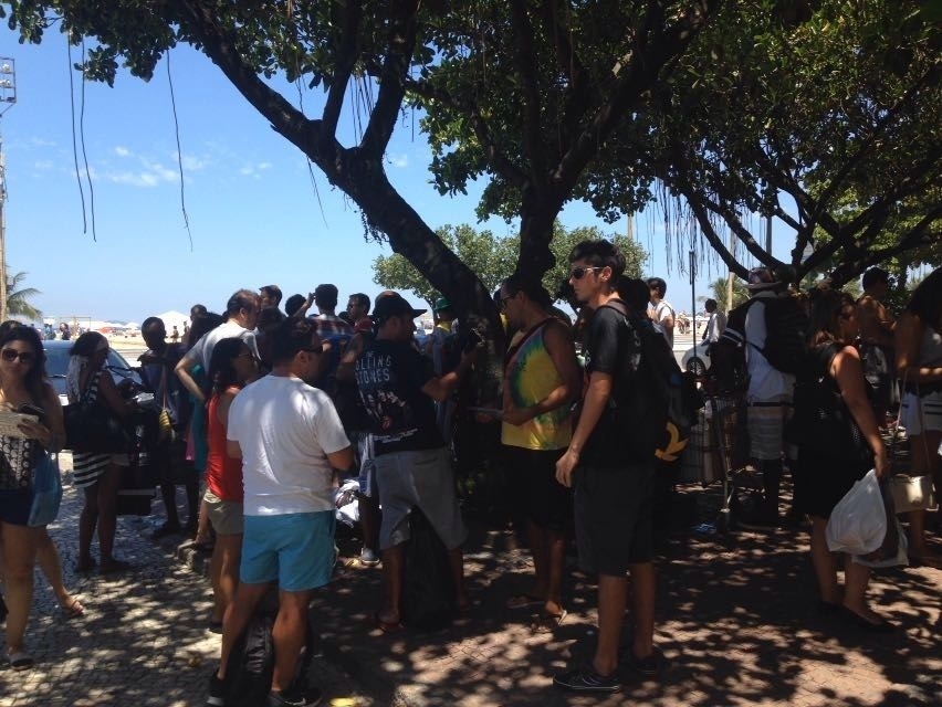 20.fev.2016 - Movimentação na porta do Copacabana Palace, onde a banda Rolling Stones está hospedada, aumenta a partir das 11h. Fãs fazem plantão na porta do hotel na esperança de uma aparição de Mick Jagger, Keith Richars, Ron Wood ou Charlie Watts - Ana Paula Bazolli/UOL