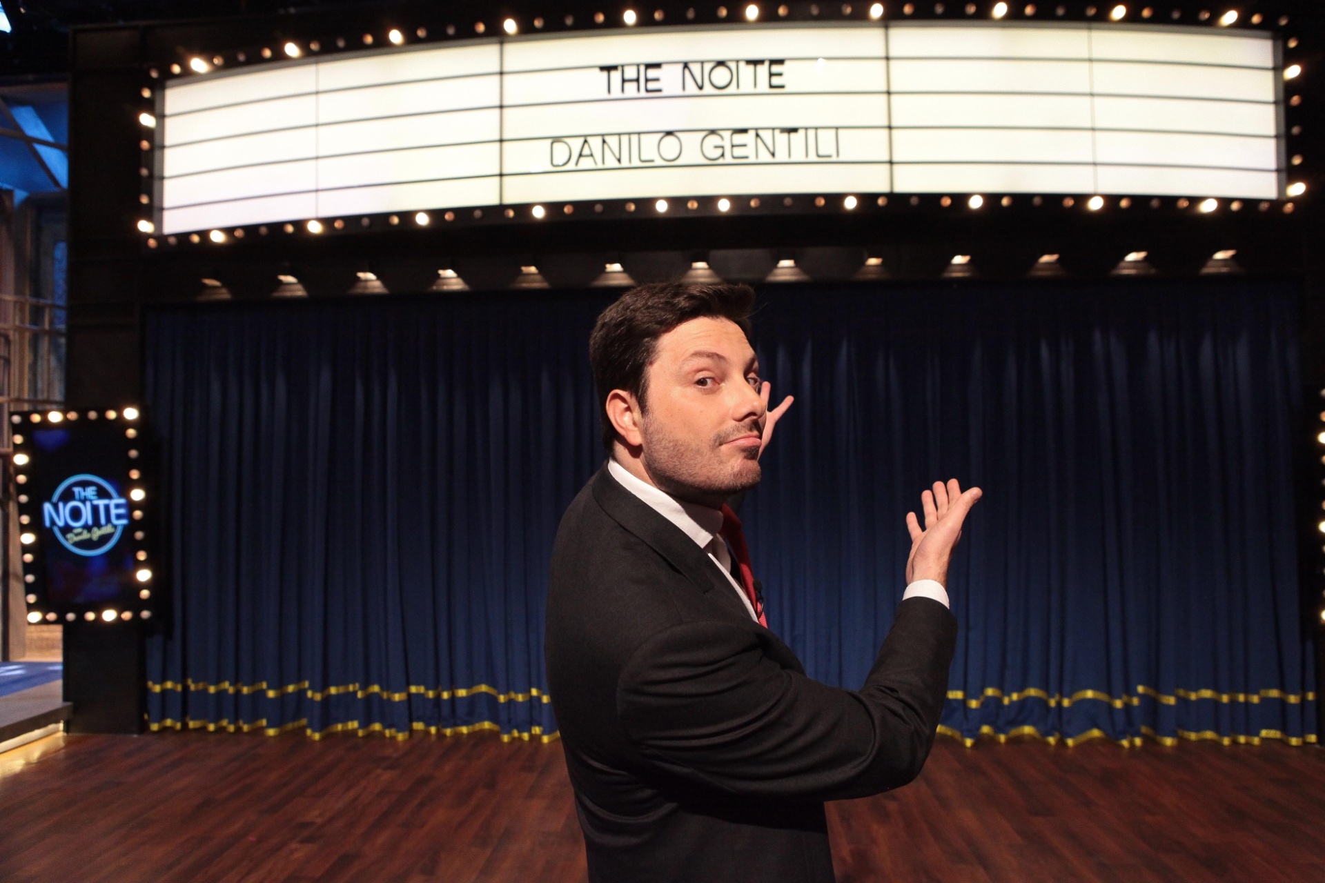7.mar.2016 - Danilo Gentili no novo cenário do "The Noite", seu talk show no SBT - Leonardo Nones/SBT