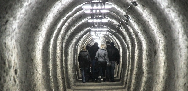 Turistas têm que cruzar estreitos túneis na mina de sal de Turda - Cristian Bortes/Creative Commons - Cristian Bortes/Creative Commons