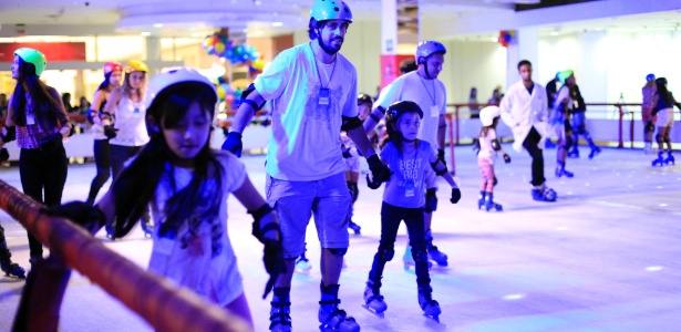 Adultos e crianças podem patinar na pista de gelo do Taguatinga Shopping - Divulgação - Divulgação