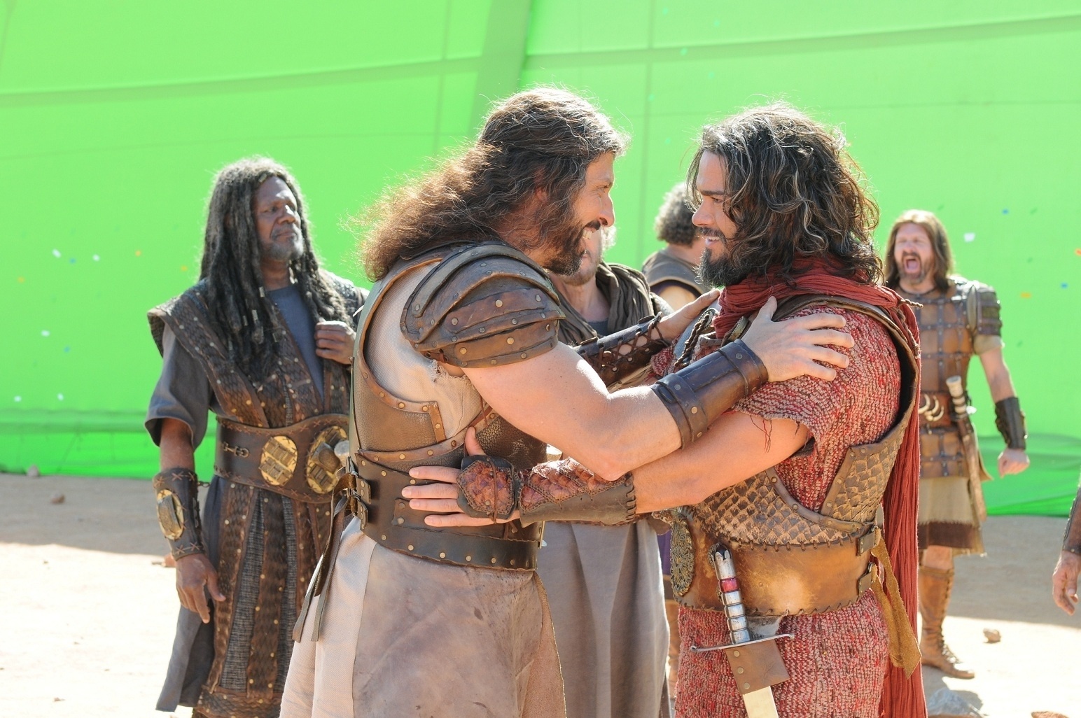 Milhem Cortaz e Sidney Sampaio gravam cena em que hebreus atravessam o rio Jordão na novela "A Terra Prometida" - Munir Chatack/Record