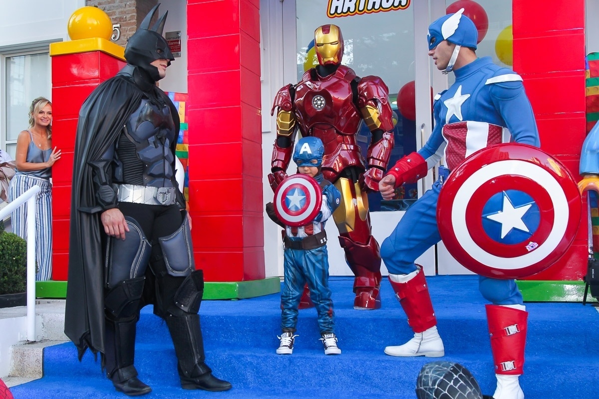 13.ago.2016 - Sob o olhar atento da mãe, Eliana, o pequeno Arthur brinca com super-heróis em frente ao buffet onde festeja os seus 5 anos. O menino é fruto do relacionamento da apresentadora com o produtor musical João Marcelo Bôscoli - Manuela Scarpa/Brazil News