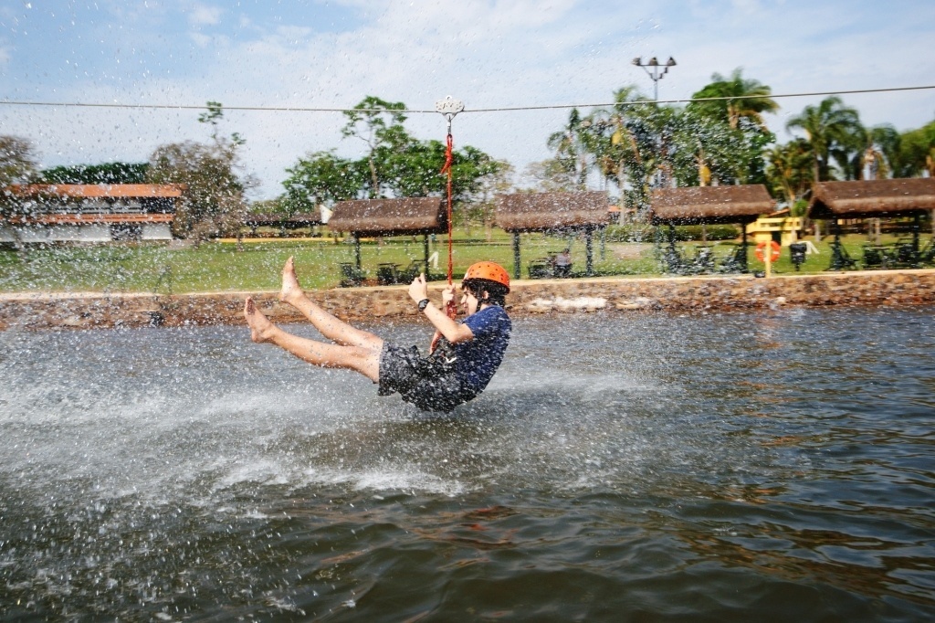Itirapina (SP): O Broa Golf Resort (www.broagolfresort.com.br) tem pacote de cinco noites com pensão completa e monitoria para crianças. Custa a partir de R$ 7.200 para o casal, com cortesia para duas crianças de até 12 anos. Inclui passeio no acervo de aeronaves e aulas de golfe entre as atrações. Reservas: (19) 3575-1510. (Preços e condições consultados em janeiro de 2017 e sujeitos a alterações. Entre em contato com o estabelecimento antes de fazer a reserva) - Divulgação/Broa Golf Resort