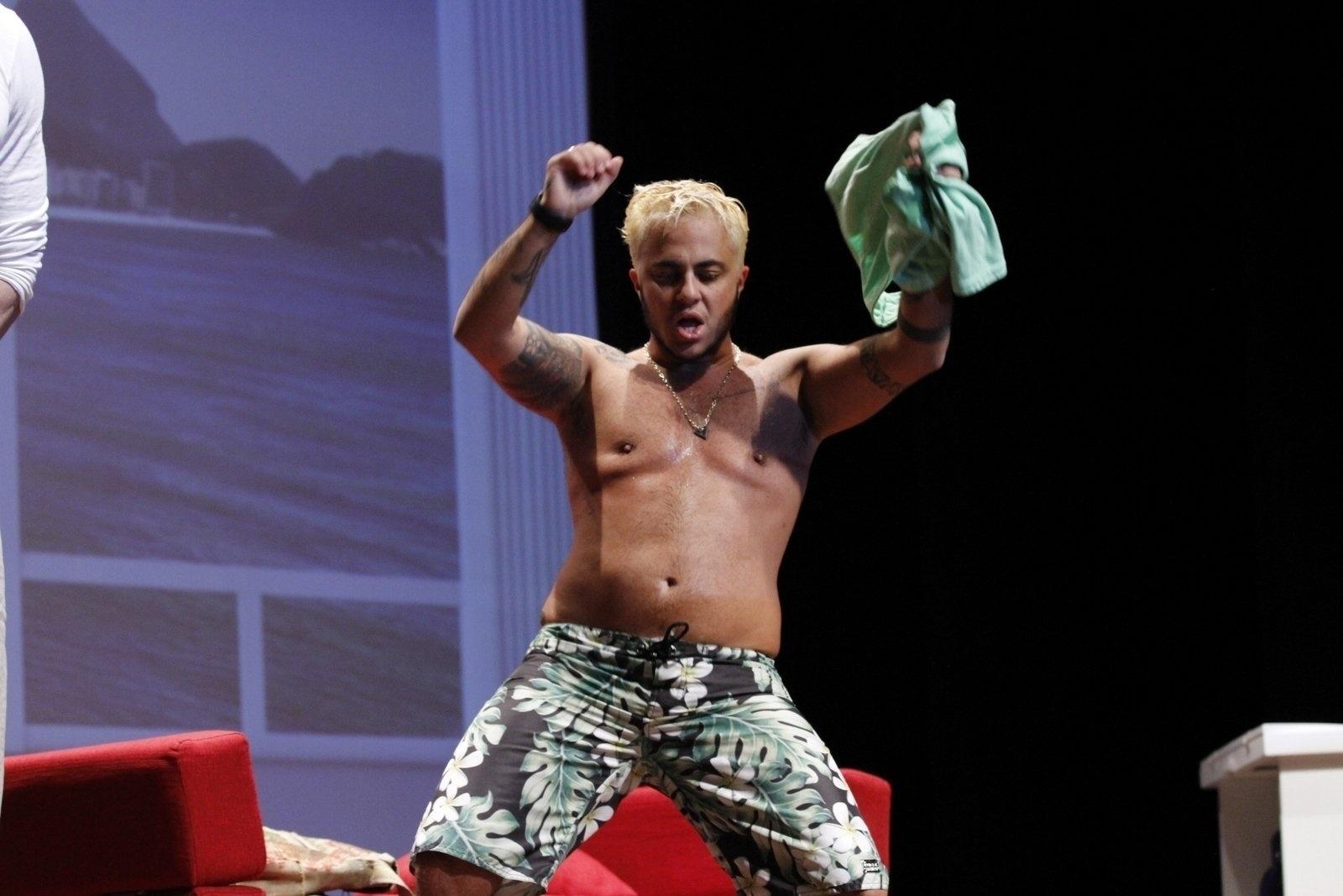 Ao lado da namorada Andressa Ferreira, Thammy Miranda lotou a mostra de teatro Tiradente em Cena com o espetáculo "T.R.A.N.S - Terapia de Relacionamento Amorosos Neuróticos Sexuais" - Thyago Andrade/Brazilnews