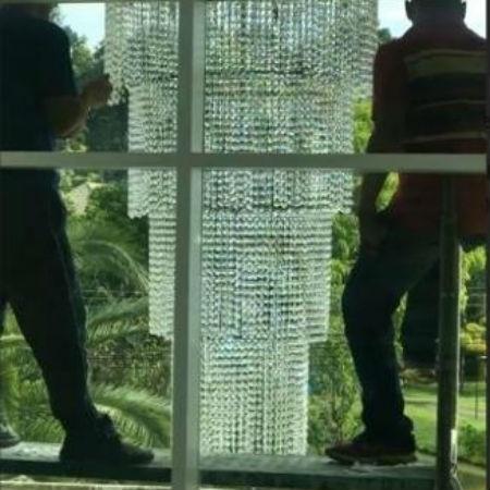 Lustre cristal faz parte da decoração da nova mansão de Zezé Di Camargo - Reprodução/Instagram - Reprodução/Instagram