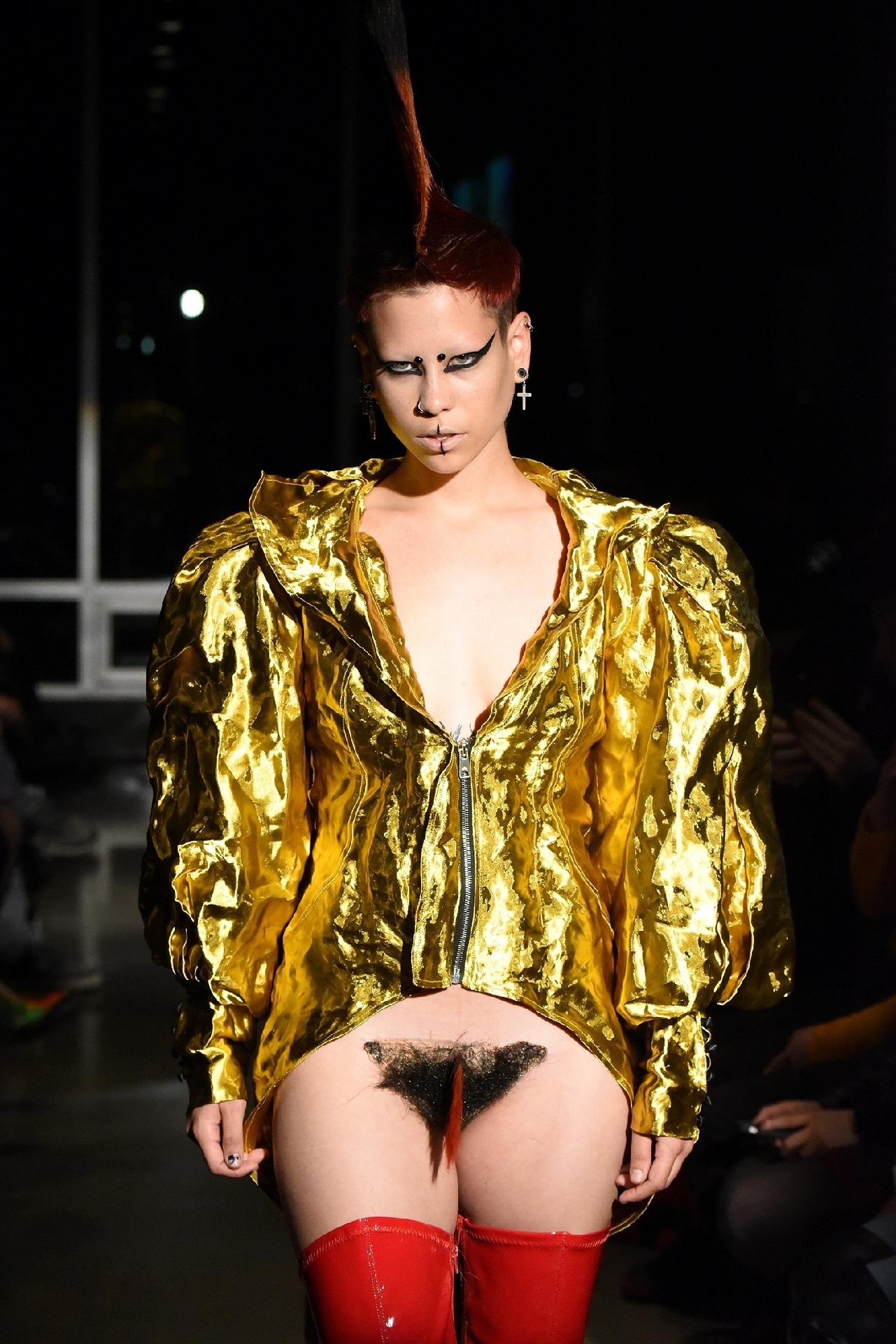 Modelo com merkin, peruca genital, durante o desfile da Kaimin na New York Fashion Week - Getty Images