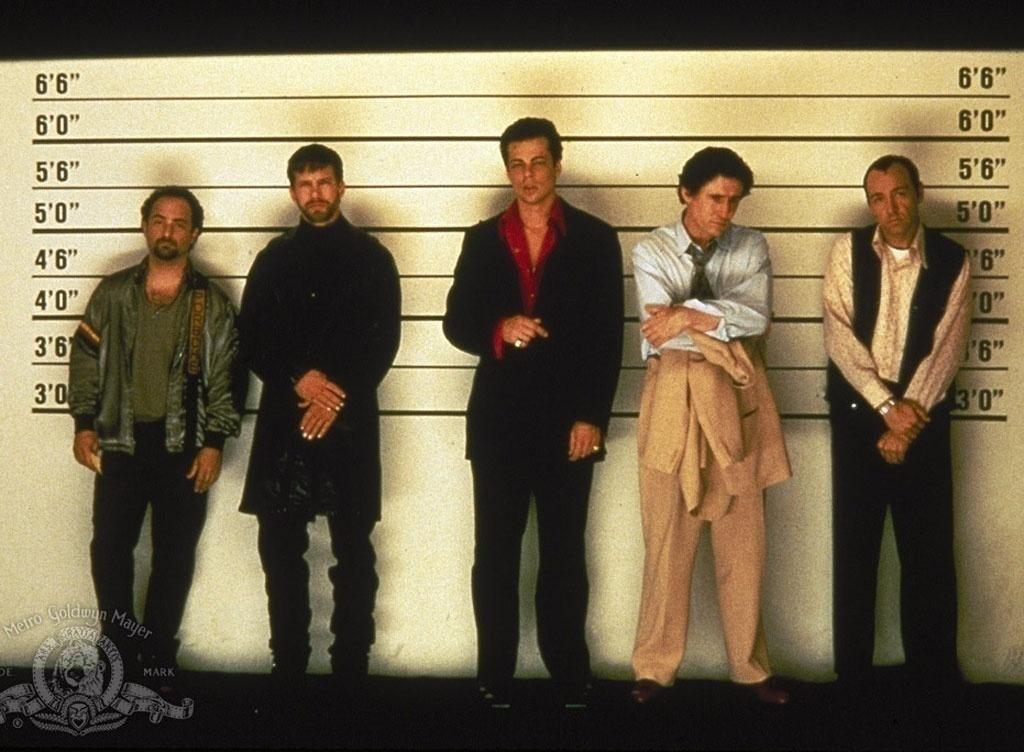 Kevin Spacey, Stephen Baldwin, Gabriel Byrne, Benicio Del Toro e Kevin Pollak em cena em "Os Suspeitos" (1995) - Divulgação