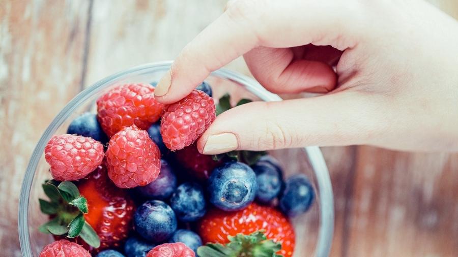 Inclua no cardápio frutas vermelhas como morango, mirtilo e framboesa - iStock