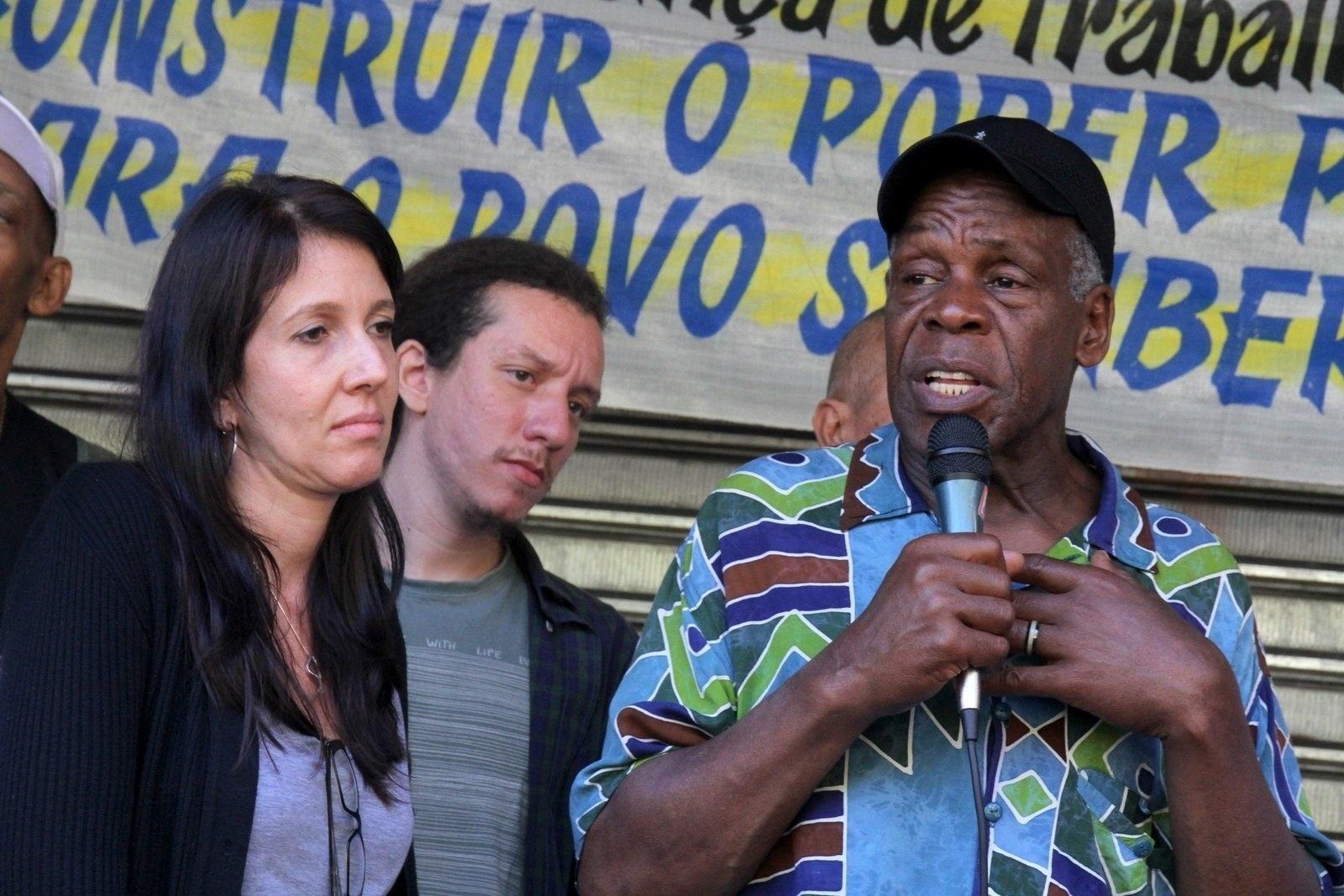 O ator americano Danny Glover esteve na favela da Rocinha - AgNews