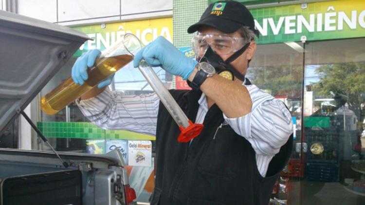 Fiscal da ANP (Agência Nacional do Petróleo, Gás Natural e Biocombustíveis) testa qualidade de gasolina