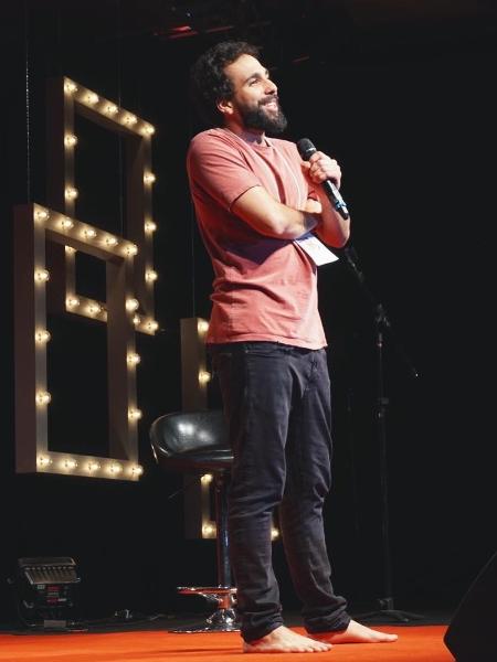 Murilo Couto em seu espetáculo de stand-up comedy - Reprodução/Instagram/murilocouto - Reprodução/Instagram/murilocouto