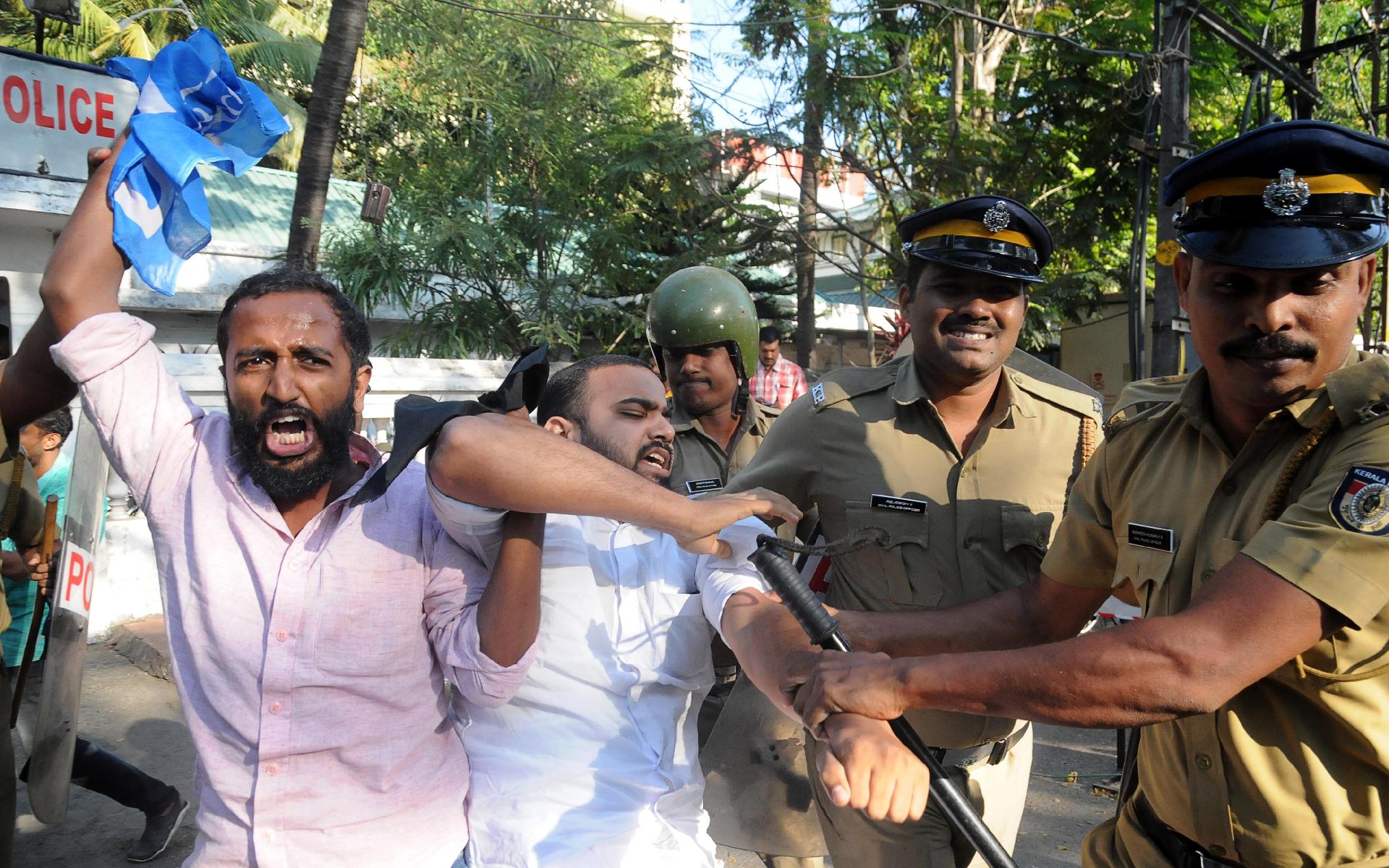 Manifestantes foram às ruas em protestos que geraram ondas de violência para pedir o fim da permissão de que mulheres em idade menstrual frequentem os templos - AFP
