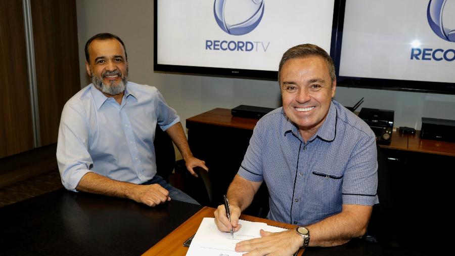 Gugu e o vice-presidente artístico da Record TV, Marcelo Silva., assinam o novo contrato - Divulgalção/TV Record/Antonio Chahestian