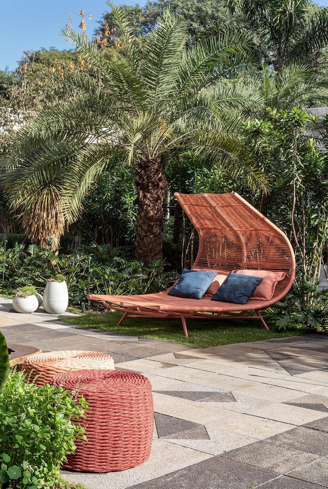 Uma das peças principais do jardim de Catê Poli e João Jadão, feita de corda náutica num tom de rosa (Tidelli), é a chaise assinada pelo designer Alfio Lisi. Ela oferece lugar sombreado para duas pessoas - Evelyn Müller |Divulgação
