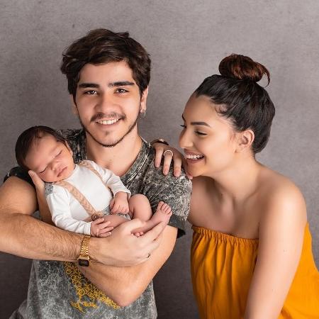 O ator João Fernandes e a noiva Mabel Calzolari com o filho, Nicolas - Divulgação - Divulgação