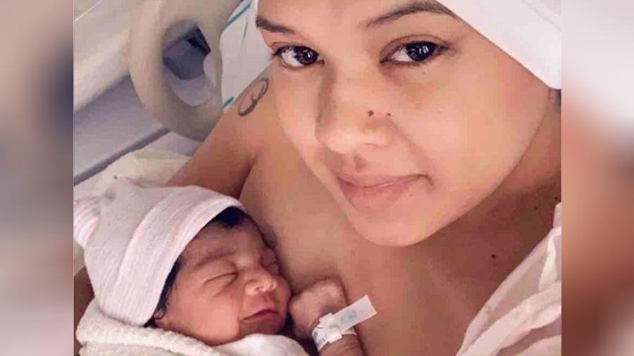 Nereida Araújo com a filha Lizyana Sky Taylor depois do parto - Reprodução