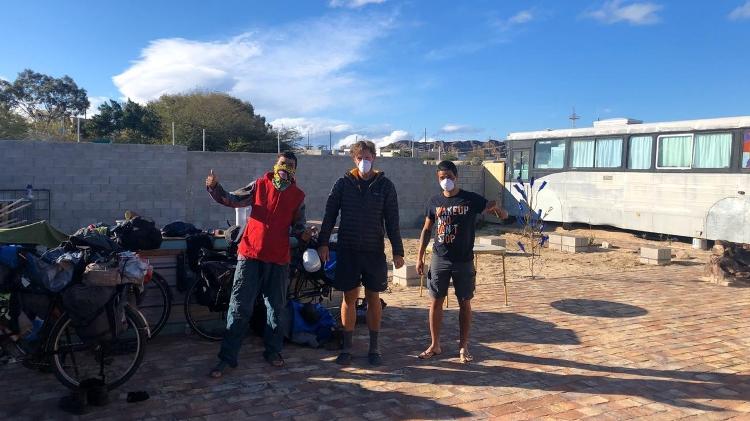 Luís ao lado dos dois outros viajantes no trailer park em que está hospedado em San Felipe, no México - Arquivo Pessoal