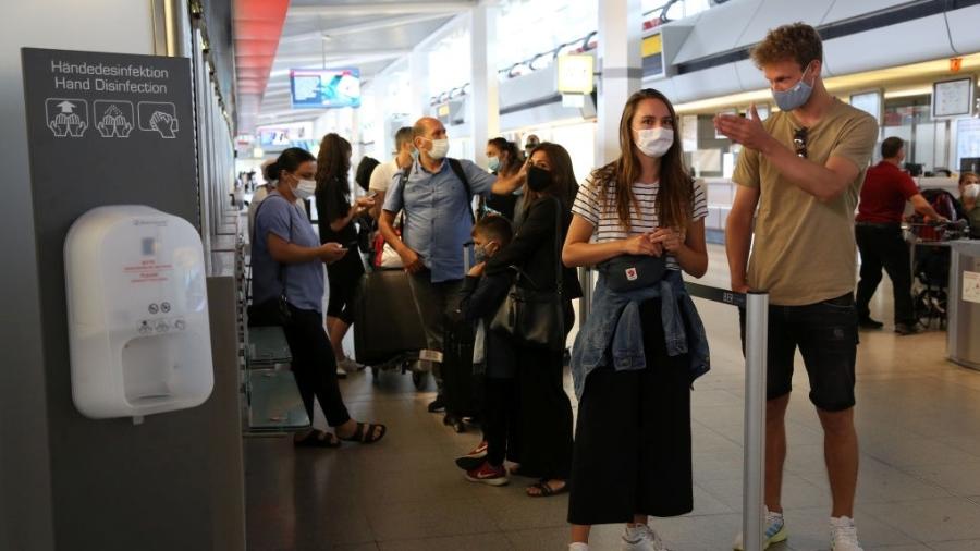 Passageiros no aeroporto de Berlim, na Alemanha; país classifica quase todo o mundo fora da União Europeia como de alto risco - Adam Berry/Getty Images