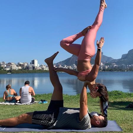 A advogada e professora Mariana Maduro praticando ioga na Lagoa Rodrigo de Freitas - Reprodução/Instagram