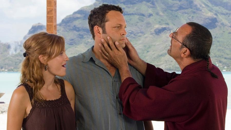 Malin Akerman, Vince Vaughn e Jean Reno em cena do filme "Encontro de Casais" (2009) - Divulgação