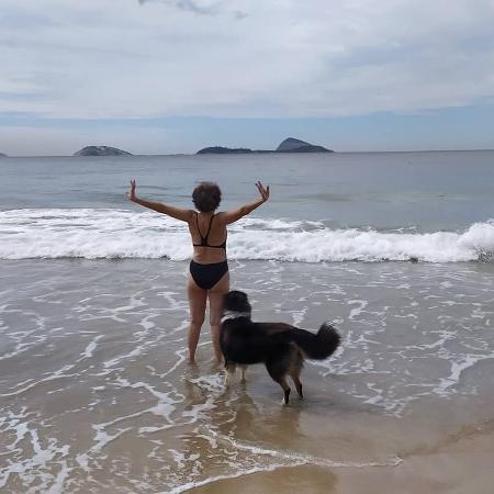 Betty Faria em passeio na praia - Reprodução/Instagram @bettyfaria