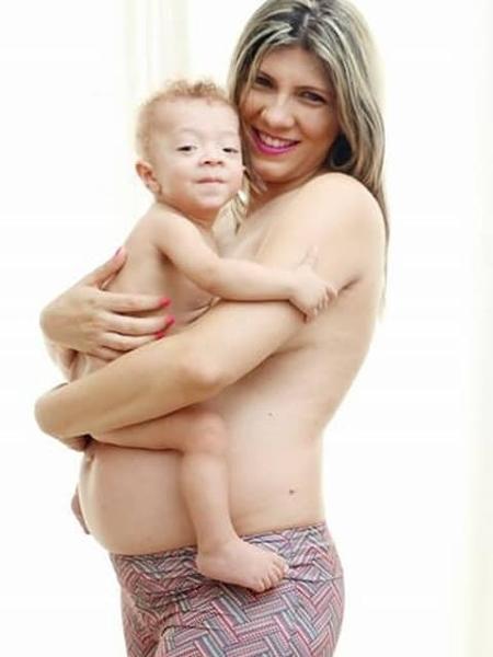 A psicopedagoga Thais dos Santos com o filho Jacoby: bebê nasceu intersexo - Arquivo pessoal