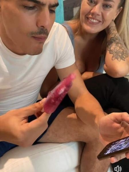"Picolé xixi": homem descobre que vai ser pai ao degustar picolé feito com teste de gravidez - Reprodução Twitter