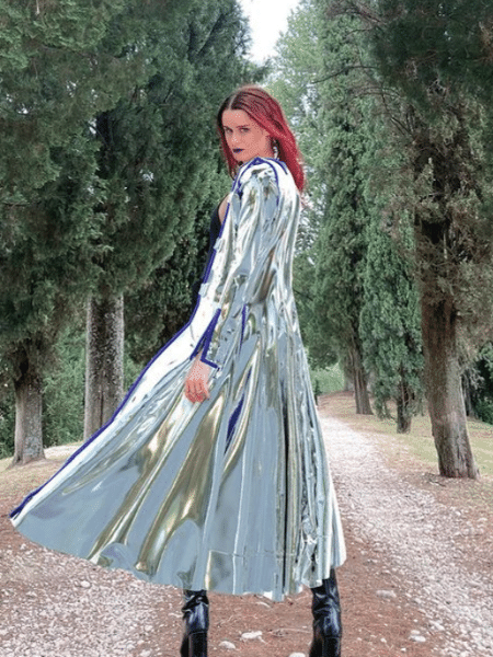 Daniella Loftus, fundadora do projeto "This Outfit Does Not Exist" em um de seus looks virtuais - Reprodução/Instagram