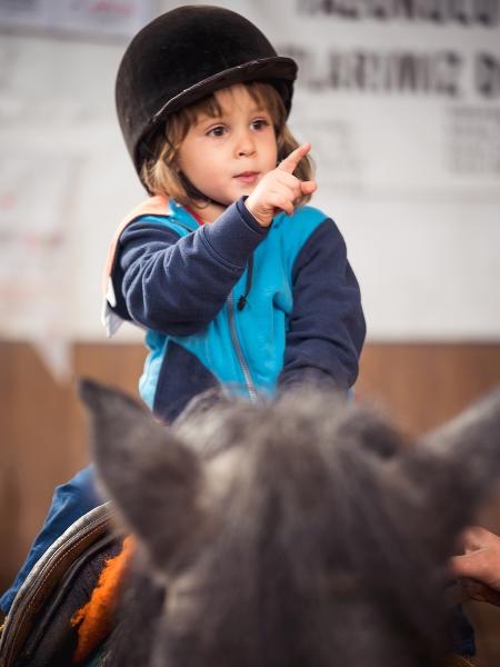 A parceria do Instituto de Tratamento do Câncer Infantil com a Sociedade Hípica Paulista surgiu a partir do desejo de um paciente em conhecer cavalos e da intermediação de uma médica com o clube de hipismo - ZeynepKaya/iStock