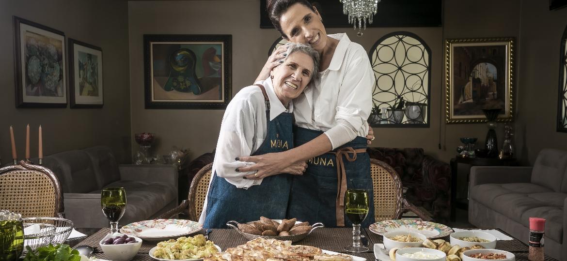 Gisele e sua mãe Mouna, que, há 74 anos, chegou ao Brasil fugindo da guerra e trouxe a culinária síria na mala - Keiny Andrade/UOL