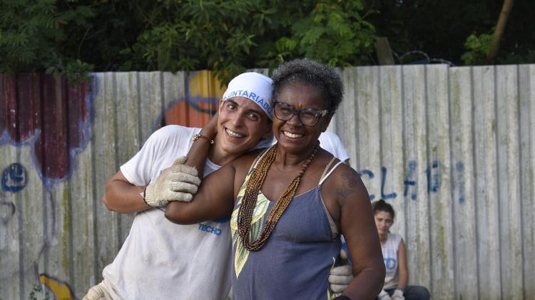 Mãezona e o voluntário Miguel Fierro na construção da sede comunitária em Guaranys - Júlia Mendes/TETO - Júlia Mendes/TETO