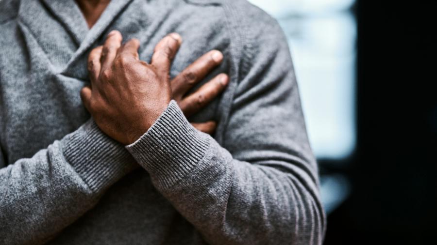 Além de dor no peito, infarto pode causar sudorese, falta de ar e tontura