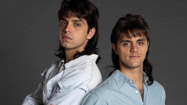 Rodrigo e Felipe Simas com o famoso penteado mullet, usado pela dupla sertaneja nos anos 80