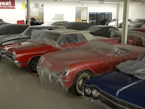 Coleção de carros raros é preservada debaixo de um mercadinho