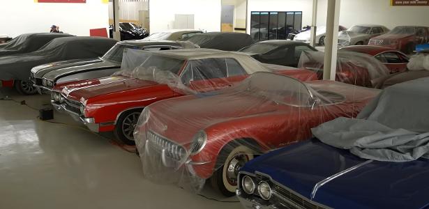 Coleção de carros raros é preservada debaixo de um mercadinho