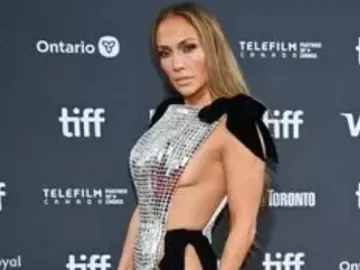 Jennifer Lopez aparece sorrindo em passeio com segurança visto como affair