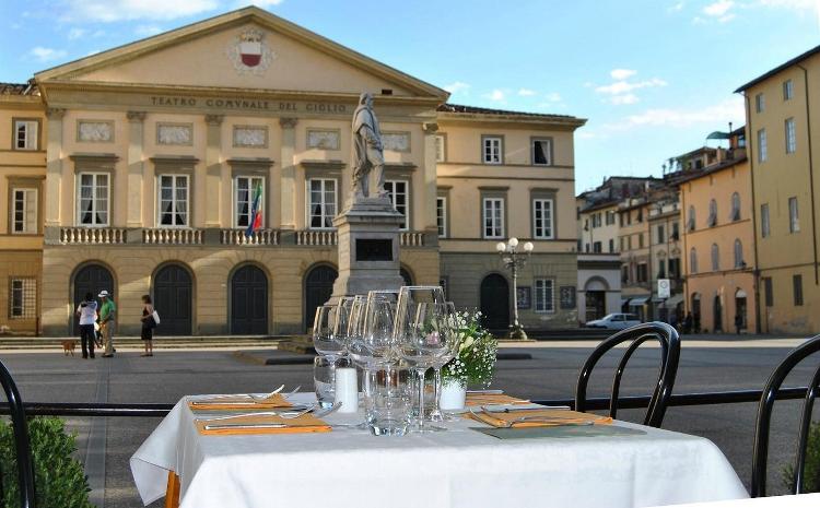 Vista do Giglio para o teatro da cidade em Lucca, na Toscana