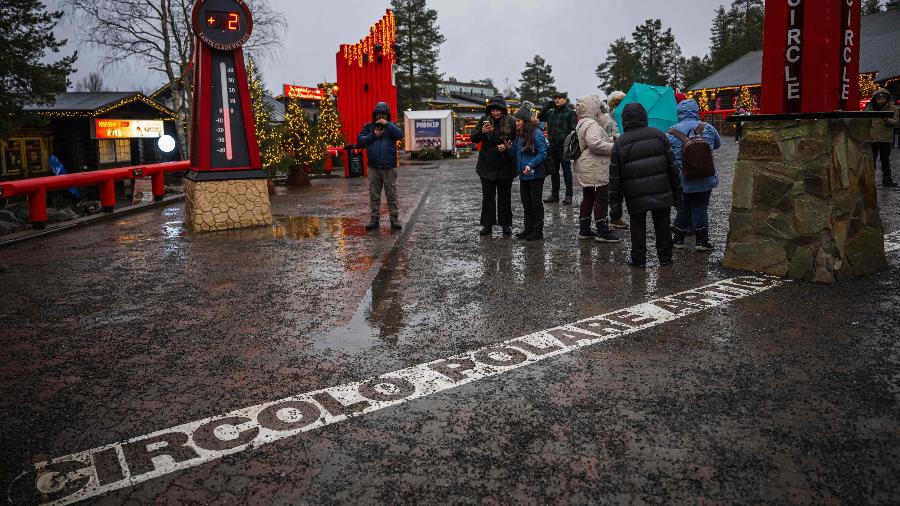 A um mês para o Natal, a cidade de Rovaniemi, na Lapônia finlandesa, já deveria estar coberta de neve