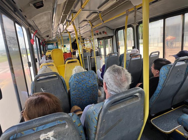Sem transporte em Santaém, estrageiros do Silver Ray tiveram a experiência brasileira de transporte público Sem transporte em Santaém, estrageiros do Silver Ray tiveram a experiência brasileira de transporte público