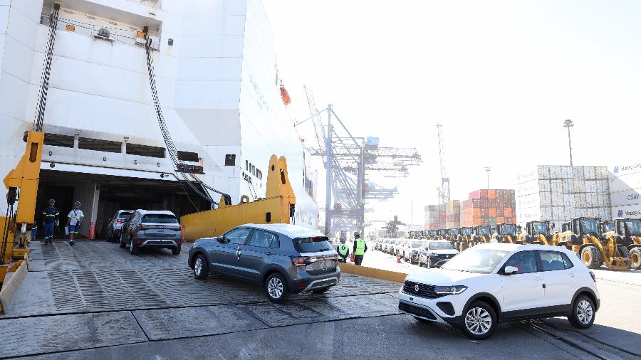 Durante o transporte, carros novos precisam ser conduzidos por alguns quilômetros, que são contabilizados no odômetro Durante o transporte, carros novos precisam ser conduzidos por alguns quilômetros, que são contabilizados no odômetro
